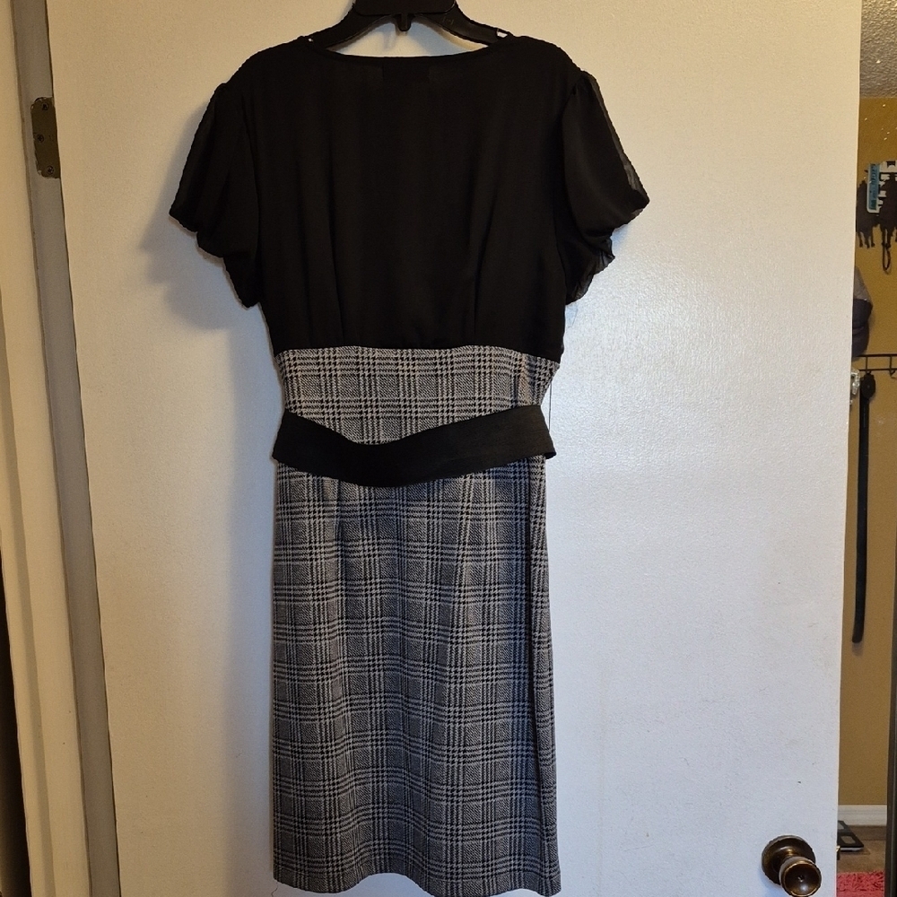 Jodi Kristopher Black and Gray V-Neck Sheath Dress - Picture 5 of 8